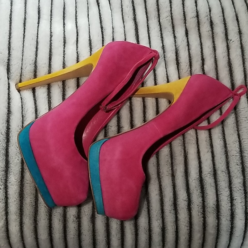 Heels - Picture 3 of 3